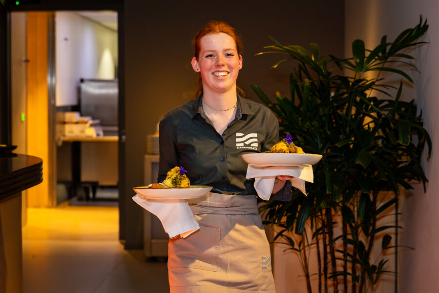 Brasserie loeks vrolijke medewerker