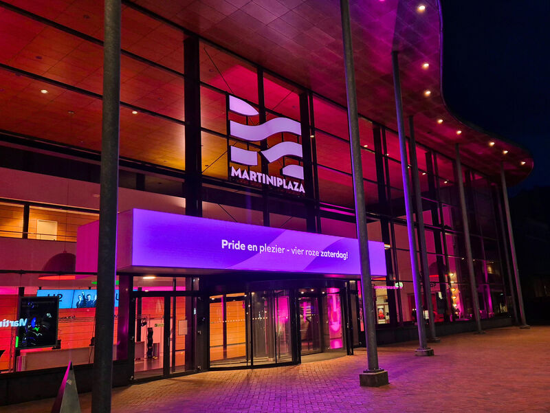 Martiniplaza kleurt roze